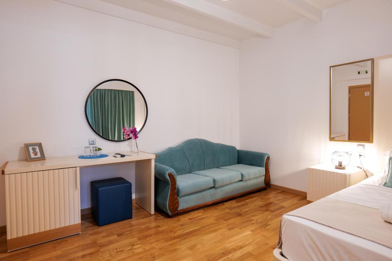 Royal 1967 Bed and Breakfast Himare Buitenkant foto
