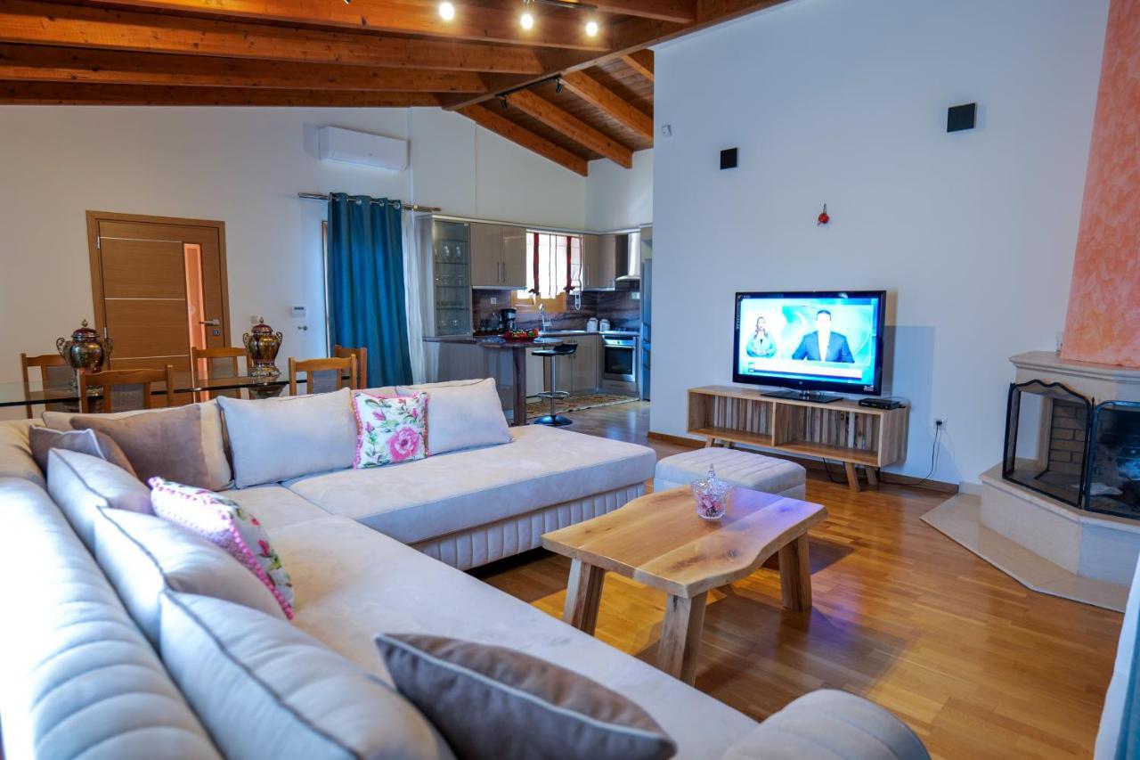 Royal 1967 Bed and Breakfast Himare Buitenkant foto