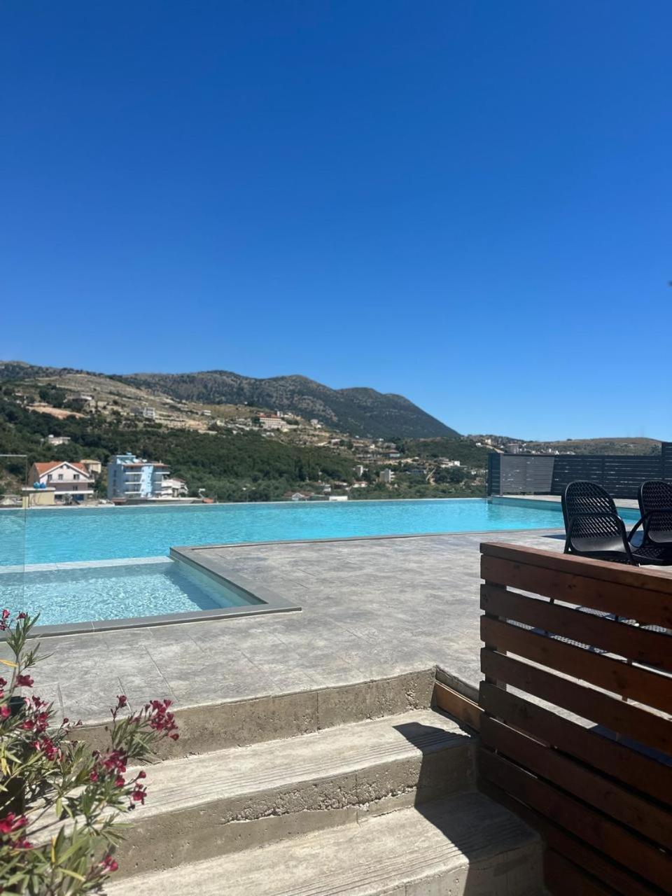 Royal 1967 Bed and Breakfast Himare Buitenkant foto